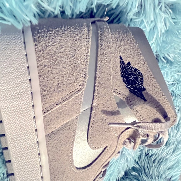 SWEET!!Worn 1x Jordan One’s Zoom Air Comfort Gray w/ Silver. Women’s size 10.5 - Picture 5 of 10